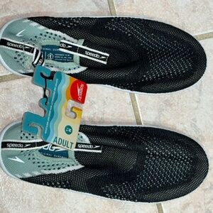 MENS BLUE AND BACK WATER SHOES SIZE 7-8